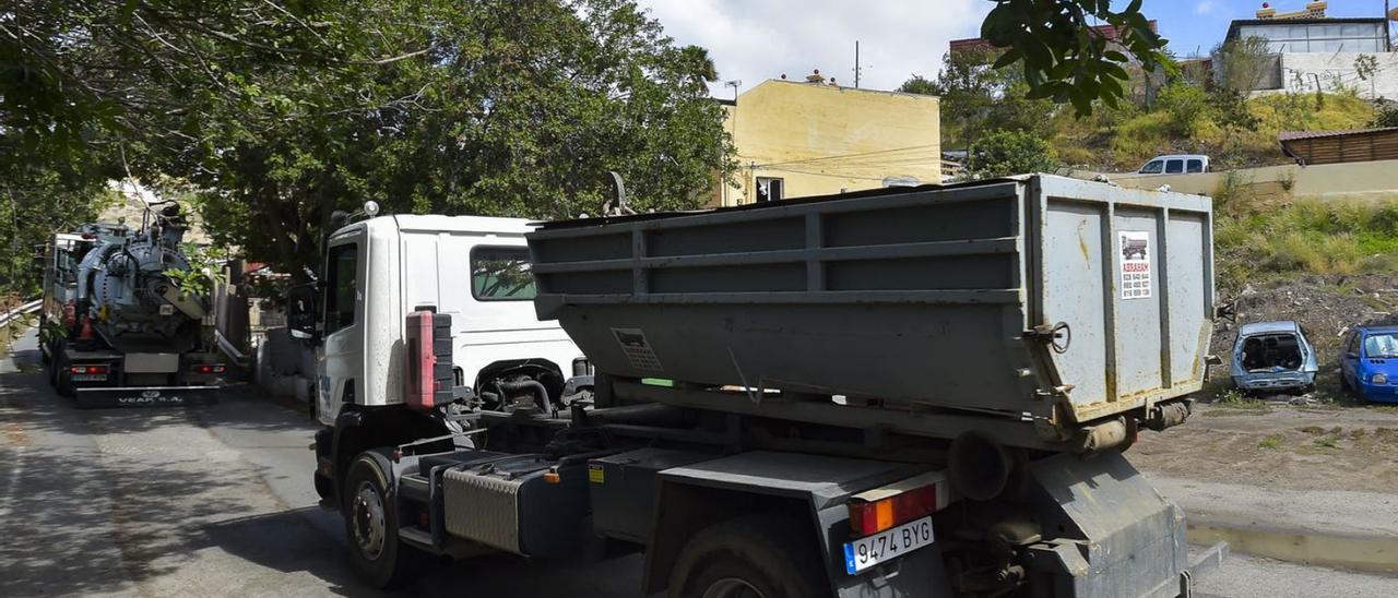 Camiones de la compañía Emalsa circulando por Barranco Seco. | |