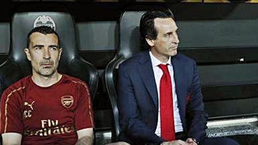 Carcedo, a la izquierda, junto a Emery en su etapa en el Arsenal.