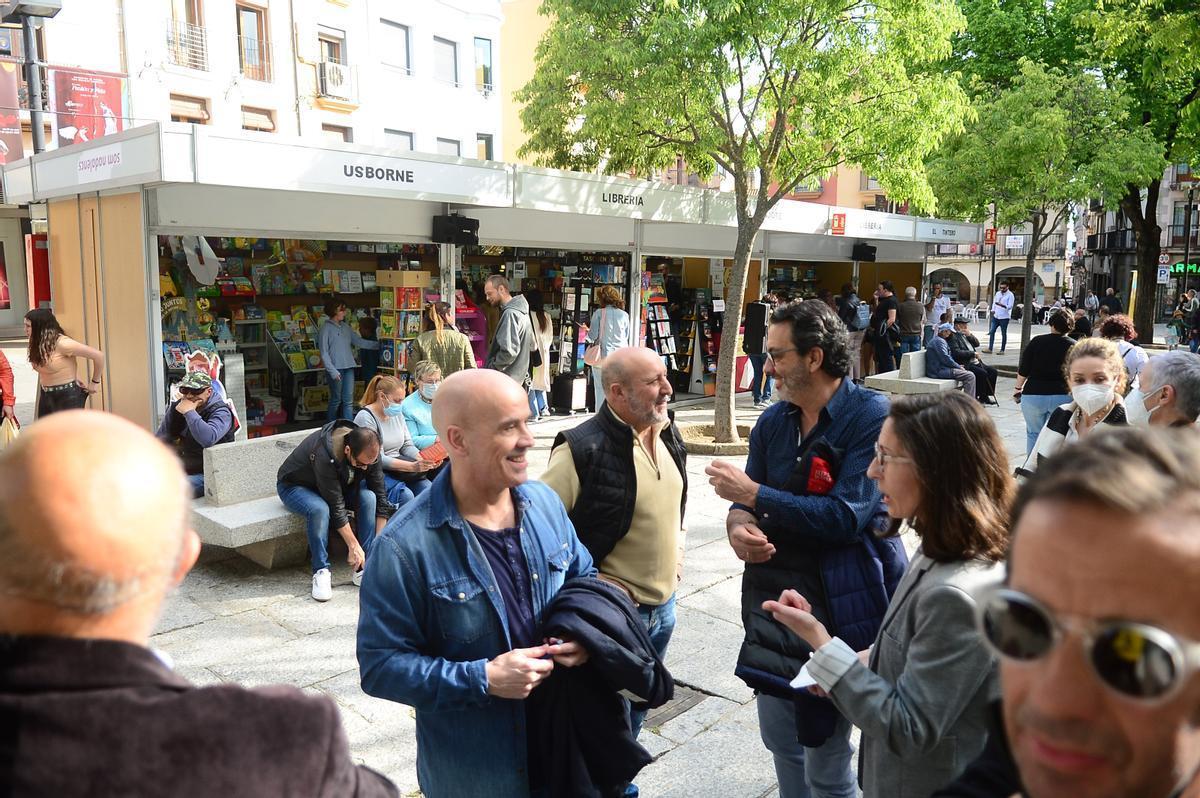 Feria del libro de Plasencia, en la plaza Mayor, con el escritor Javier Negrete.