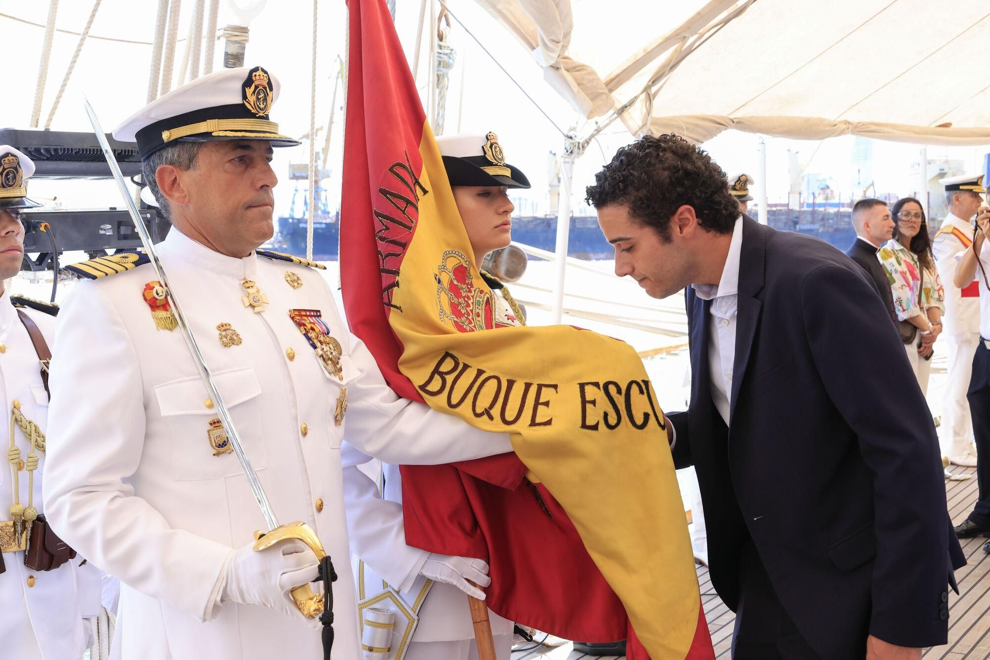 MONTEVIDEO, 07/03/2025.- La princesa de Asturias, Leonor de Borbón (c), ha sido la encargada de llevar la enseña nacional durante la jura de bandera que ha tenido lugar este viernes a bordo del buque escuela Juan Sebastián de Elcano, que se encuentra haciendo escala en Montevideo (Uruguay). Este acto, presidido por la ministra de Defensa, Margarita Robles, ha contado con 45 españoles residentes en Uruguay, que han besado la bandera. EFE/ Francisco Gómez/Casa Real / ***SOLO USO EDITORIAL/SOLO DISPONIBLE PARA ILUSTRAR LA NOTICIA QUE ACOMPAÑA (CRÉDITO OBLIGATORIO)***. ***SOLO USO EDITORIAL/SOLO DISPONIBLE PARA ILUSTRAR LA NOTICIA QUE ACOMPAÑA (CRÉDITO OBLIGATORIO)***