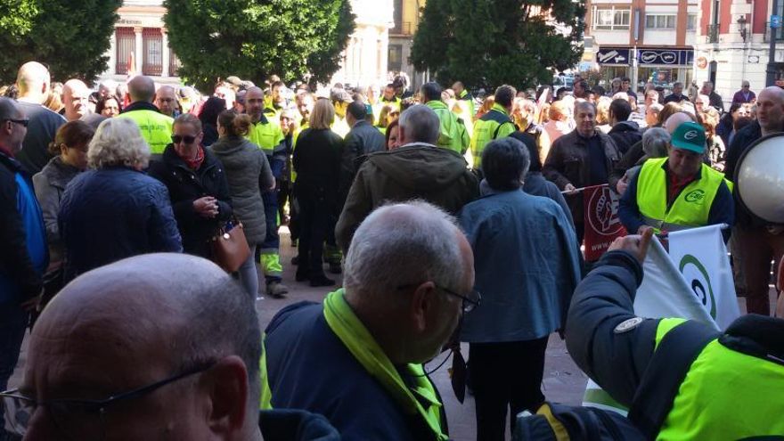 Finaliza el encierro de los trabajadores municipales en el Ayuntamiento de Langreo