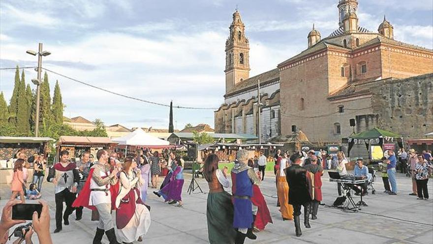 La Feria Medieval reúne en la alcazaba un gran mercado y al tejido asociativo