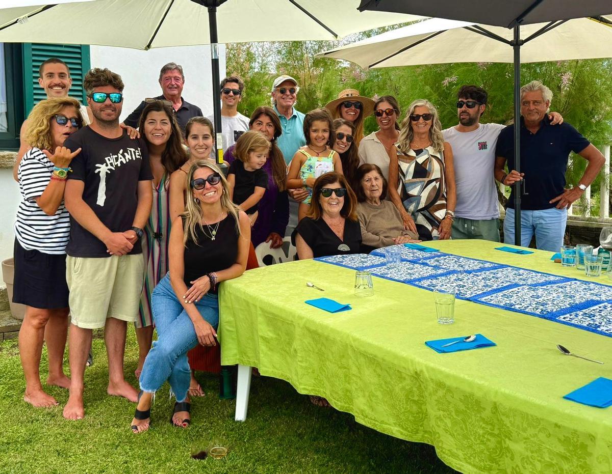 Palmira, sentada en el centro con un jersey beis, junto a gran parte de su familia.