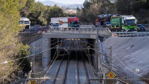 Gelida, 19/02/2026. Sociedad. Imagen del punto donde hace un mes se produjo el accidente de un tren de Rodalies en Gelida. Actualmente la línea sigue sin servicio de pasajeros y únicamente circulan trenes de mercancías por el tramo afectado. Foto: Zowy Voeten / El Periódico