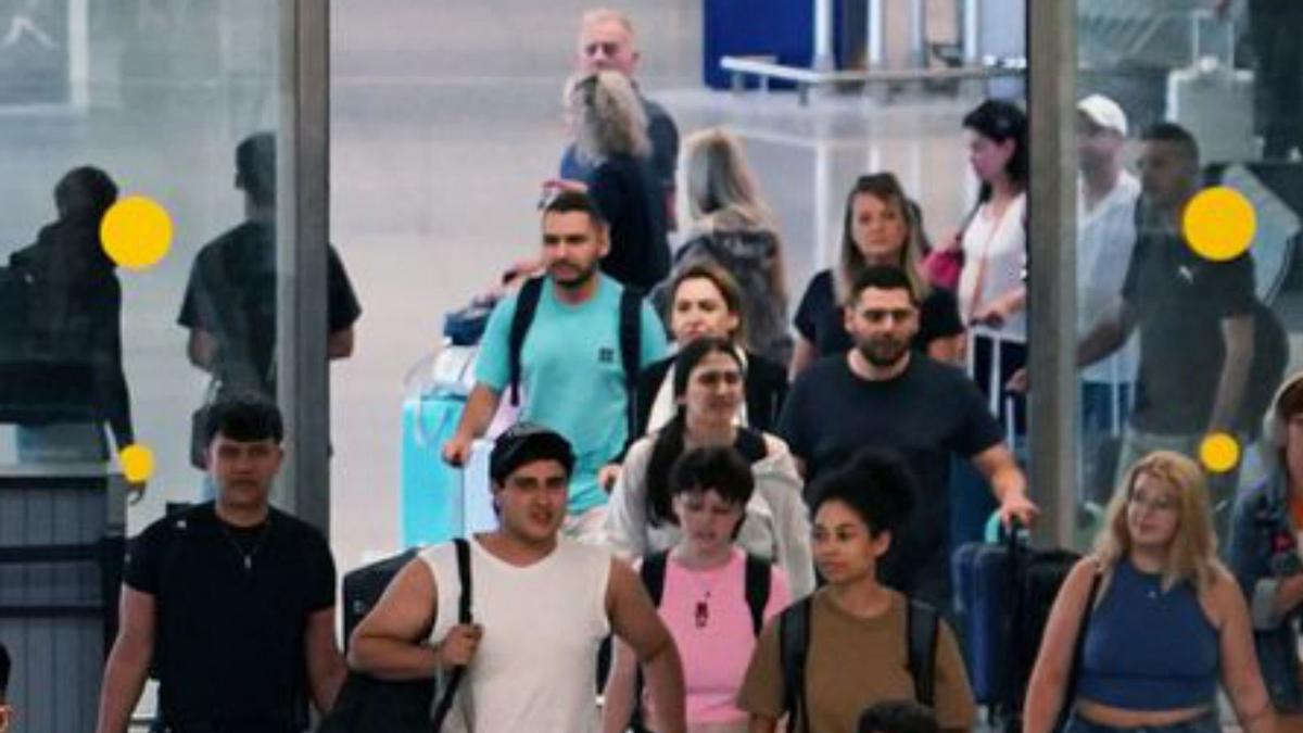 Turistes a l’aeroport de Màlaga. | ALEX ZEA