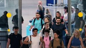 Turistes a l’aeroport de Màlaga. | ALEX ZEA