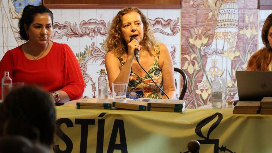 Majedeh Bozorgi y Khadija Amin, en el Café de catro a catro, ayer. |  José Lores