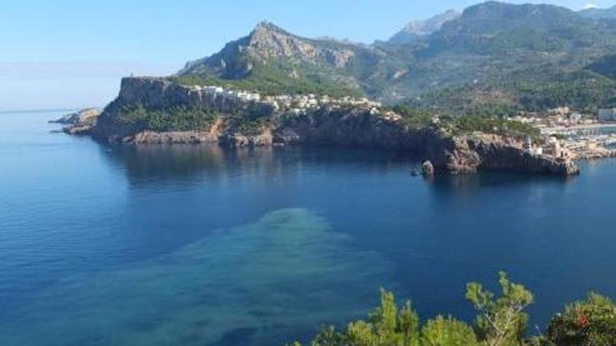 Panorámica general del Port de Sóller y su bahía, donde la mancha fue creciendo a media mañana de ayer.