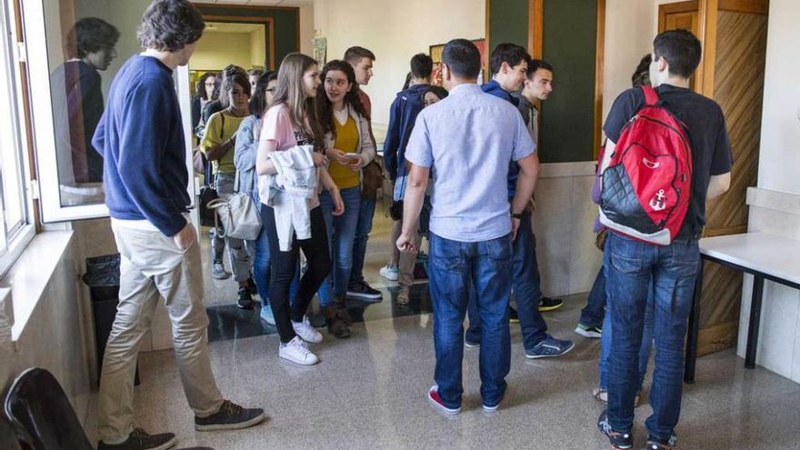 Nervios y expectación a las puertas del examen.