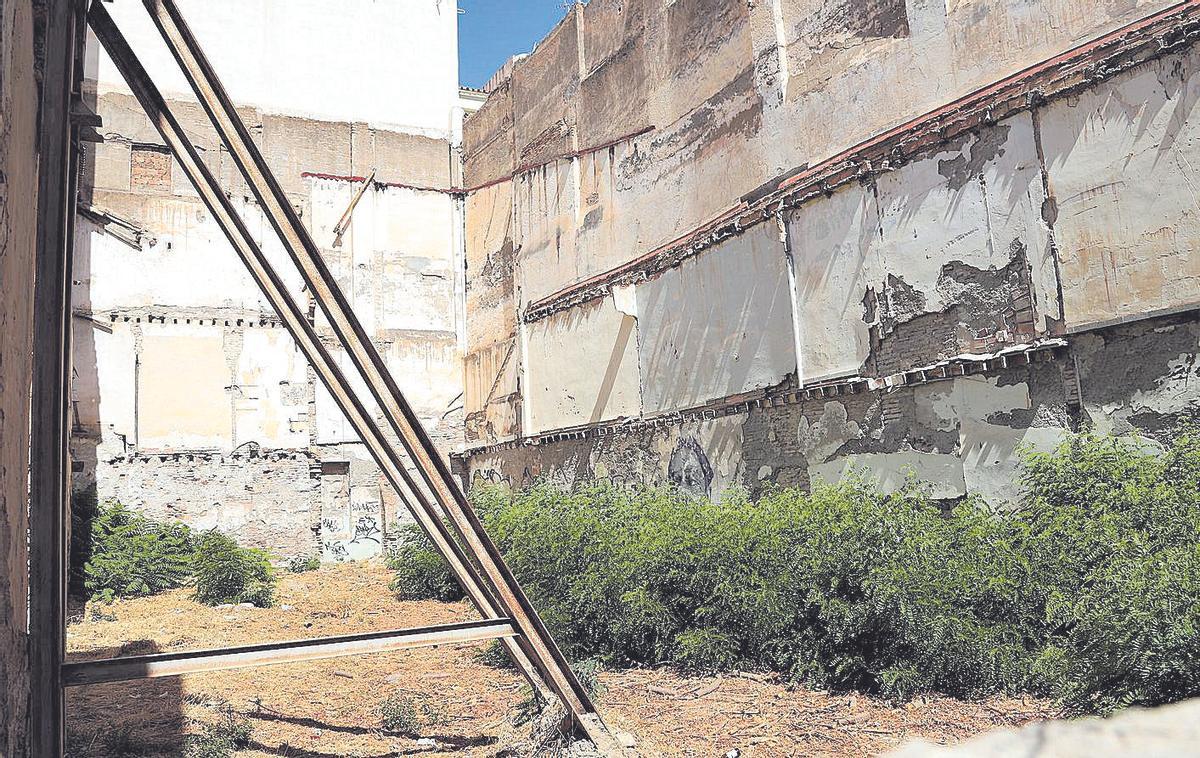 Los restos de la casa natal de Cánovas fueron demolidos en 2004.