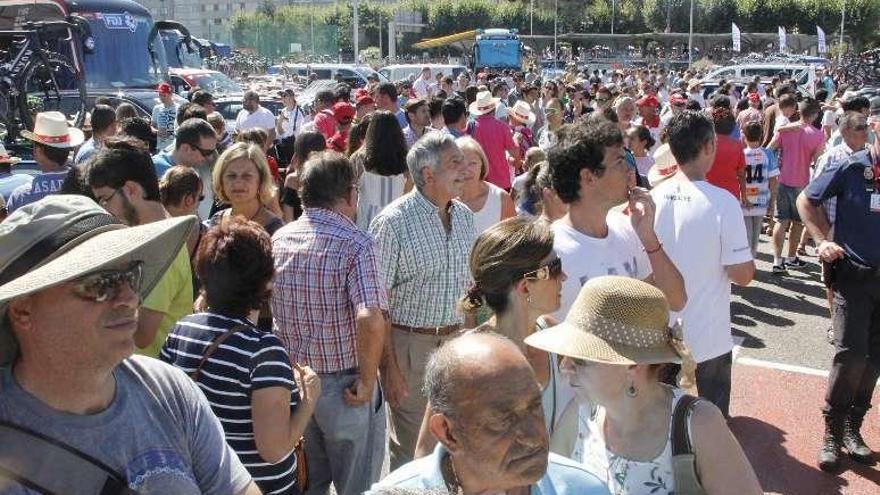 Mucho público se congregó en la plaza de España y zona portuaria.