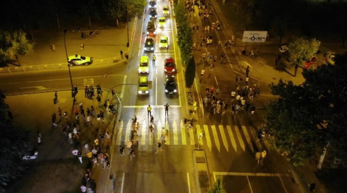 Vista aérea de decenas de asistentes al Mad Cool 2023 cruzando la carretera M-45.