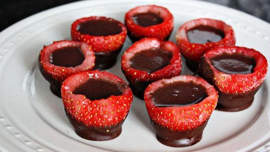 Prepara esta sencillísima receta de fresas con chocolate con licor de Castellón