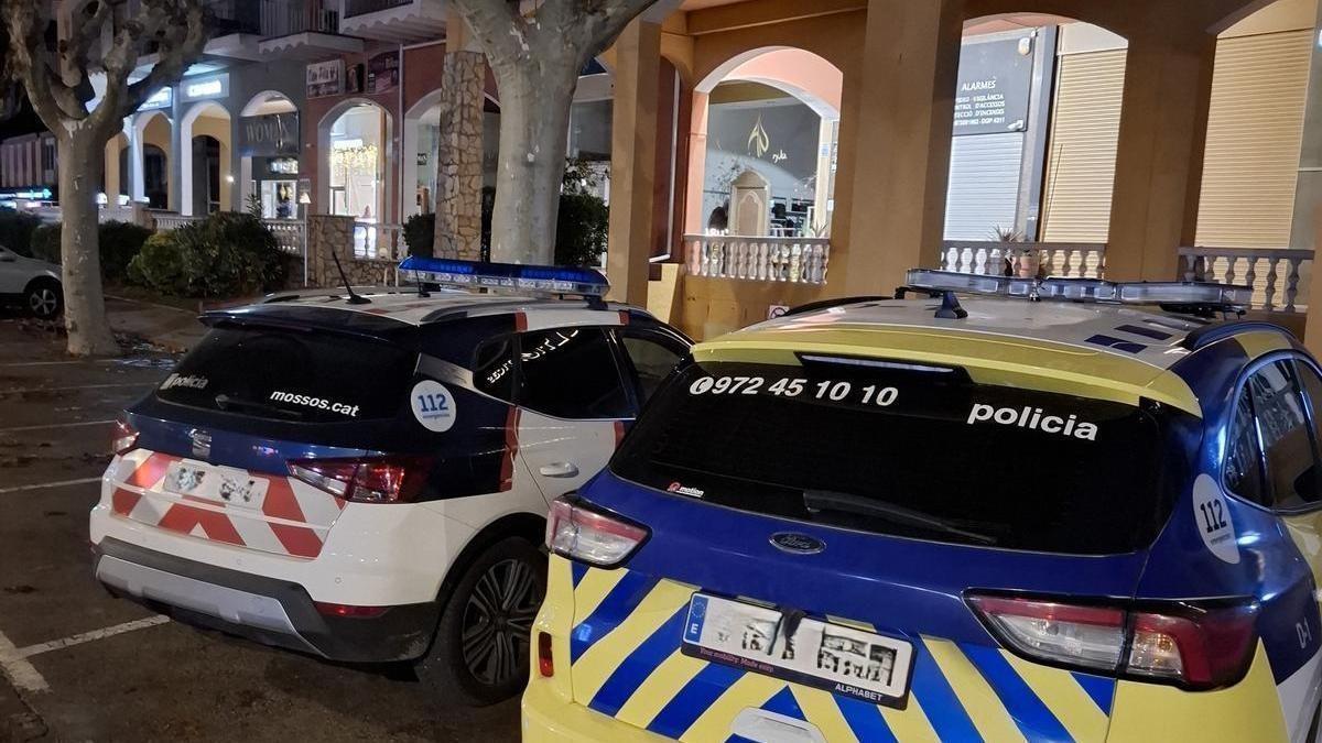 Dos vehicles de la Policia Local de Castelló d'Empúries i dels Mossos d'Esquadra davant d'un dels domicilis d'Empuriabrava.