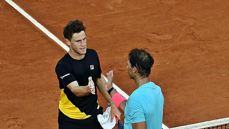 Nadal y Schwartzman se saludan al final del partido.