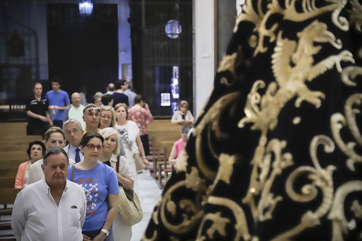 El besamanos extraordinario a la Virgen de los Dolores, en imágenes