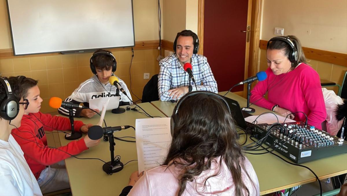 El alcalde durante el programa de radio del Pinar. / E. P.