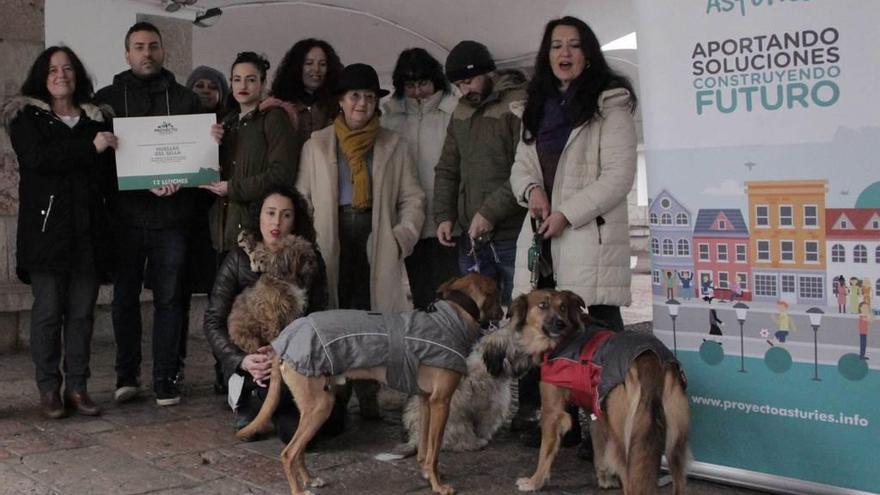 Entrega del premio de Podemos en Cangas de Onís.