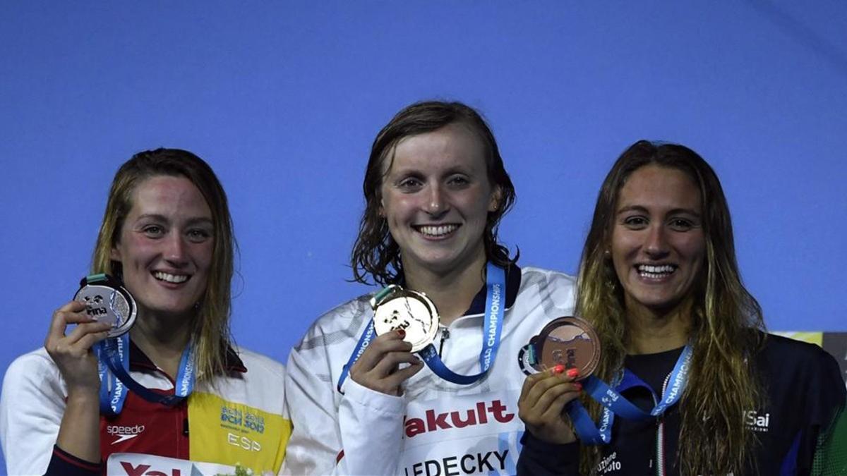 MIreia Belmonte luce su plata, junto a Ledecki y Quadarella