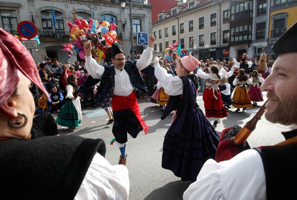 Desfile de grupos folclóricos en los Güevos Pintos 2017