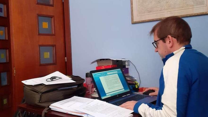 El gerente, Juan Antonio Lázaro, trabajando desde casa.
