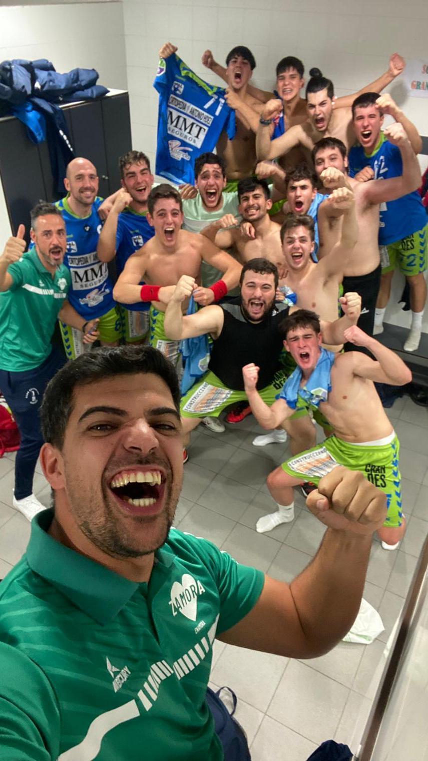 El Moralejo Selección Zamora celebra su victoria.