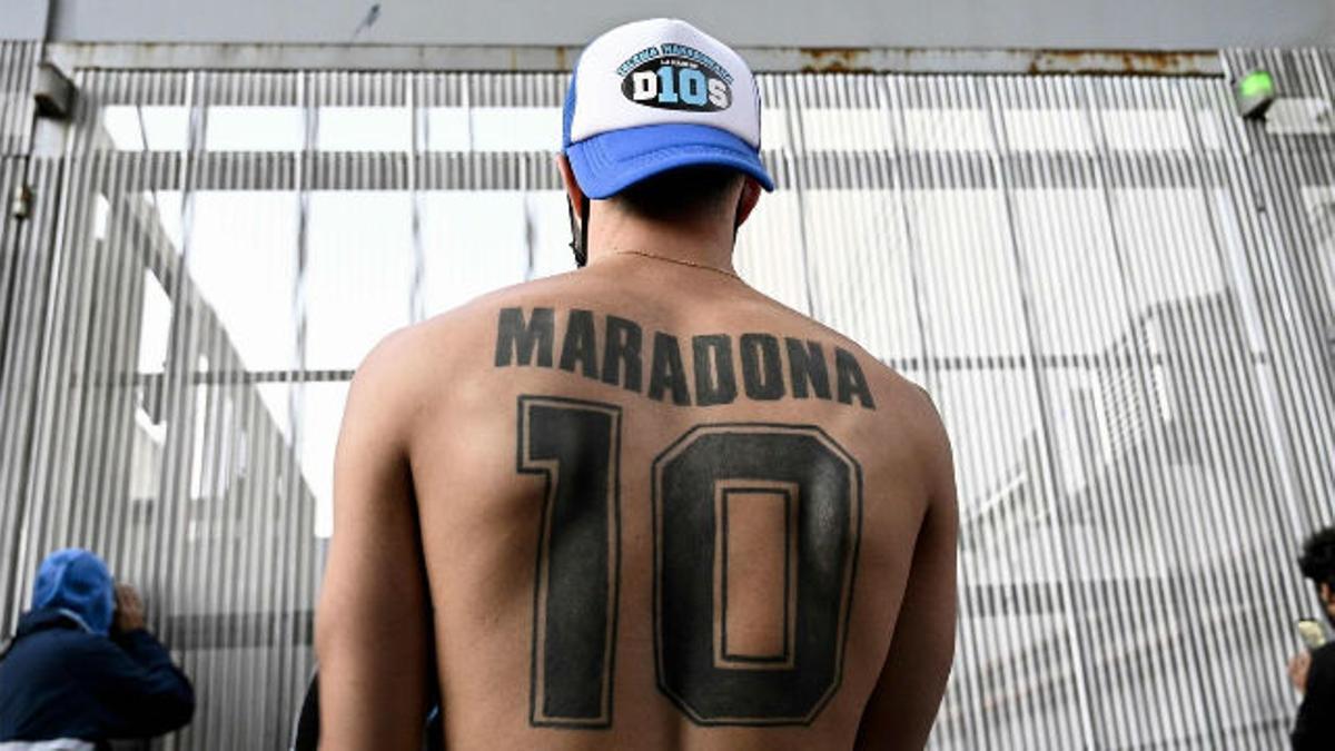 Así fue la locura en Argentina por animar a Maradona mientras era operado