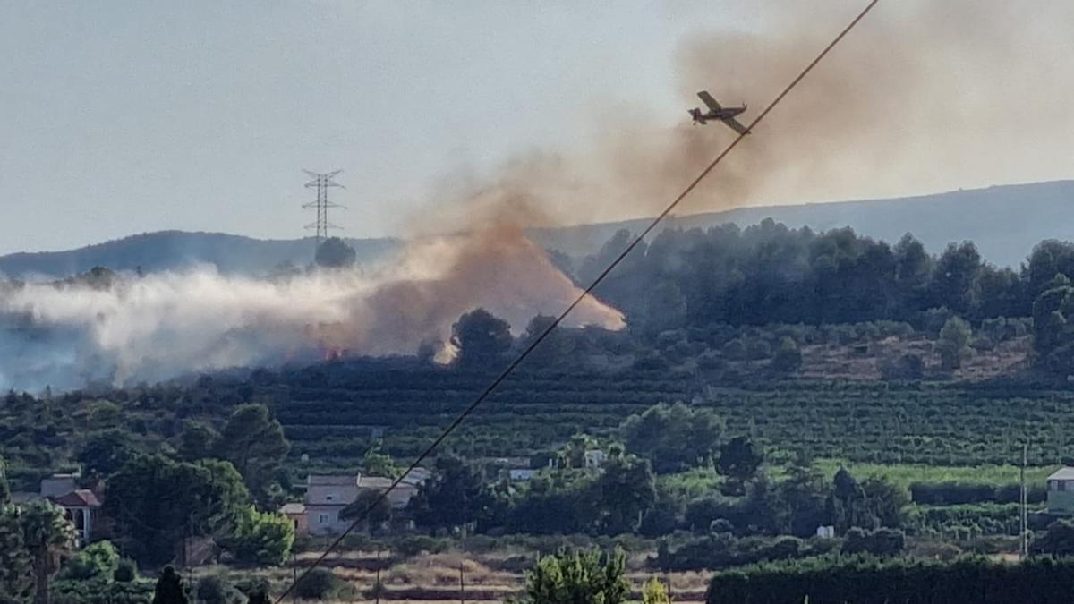 Una avioneta participa en los trabajos de extinción.