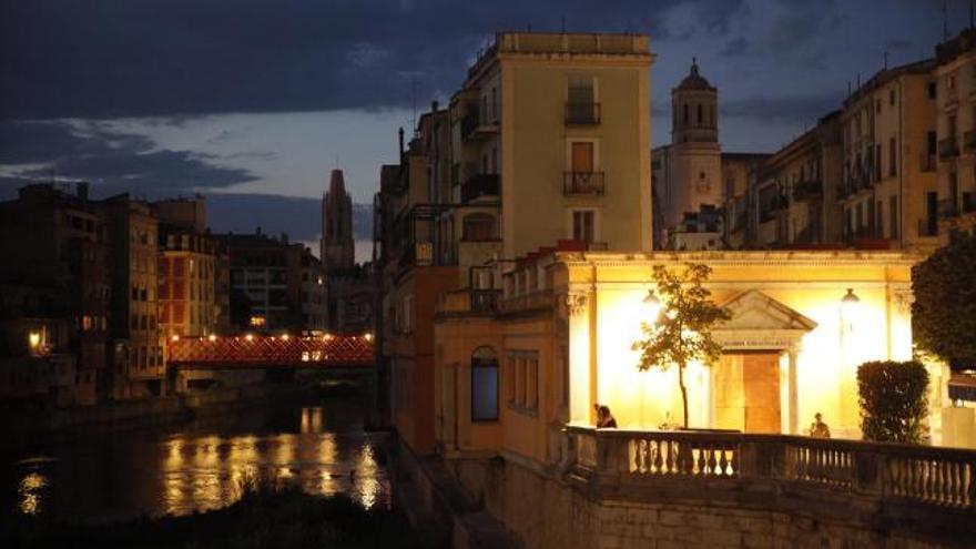 Girona, des del Pont de Pedra, durant una nit de finals del mes de juliol.