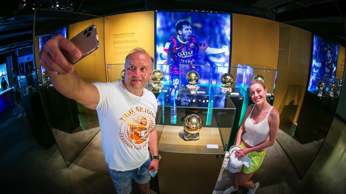 Unos viajeros se hacen una 'selfi' en el Museu del Barça.