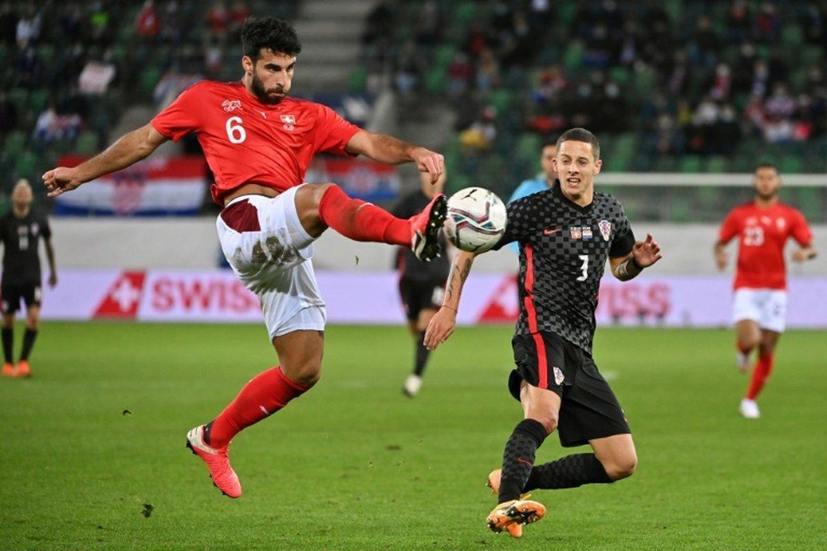 Eray Cömert en un partido con la selección suiza