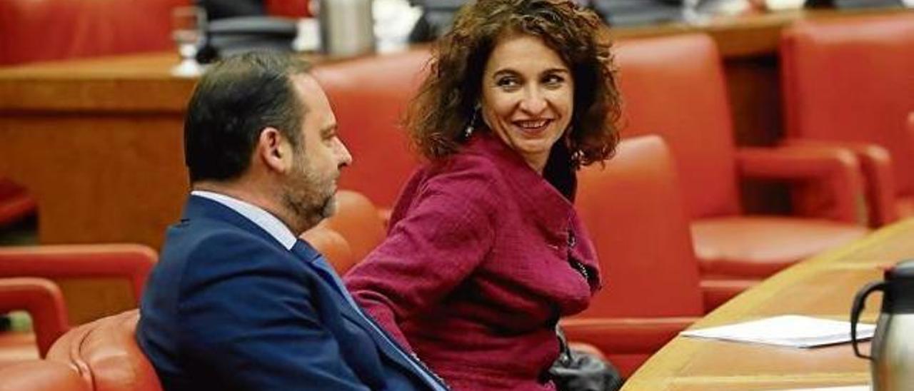 La ministra Montero con el titular de Fomento, el valenciano José Luis Ábalos, en una imagen del pasado mes de abril en el Congreso.