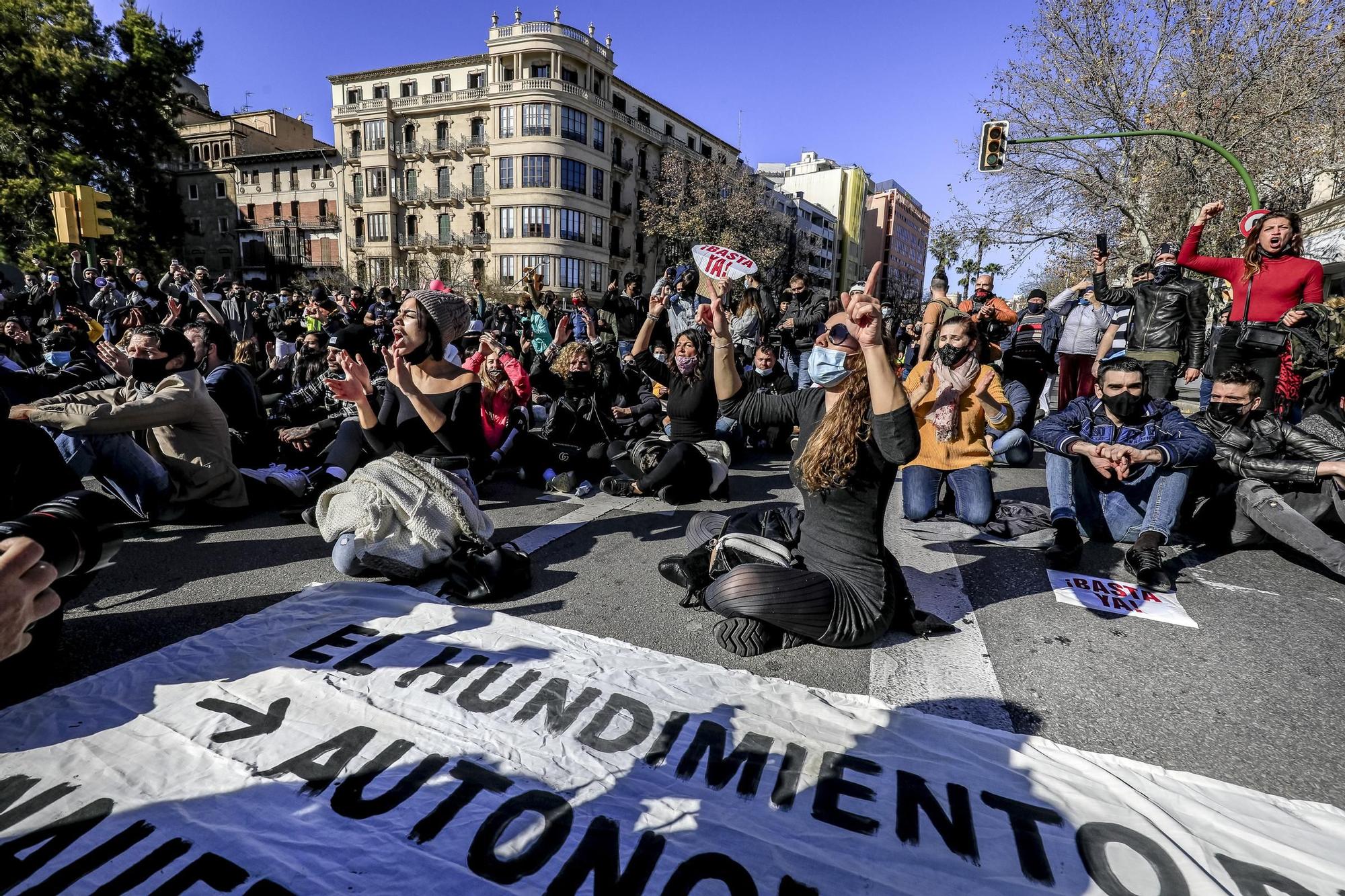 Un millar de restauradores cortan las Avenidas en su protesta ilegal por las restricciones