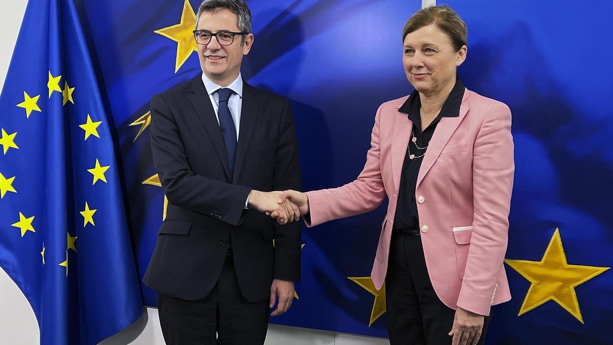 El ministro de la Presidencia, Fèlix Bolaños, junto a la vicepresidenta de la Comisión Europea, Věra Jourová, en Bruselas.