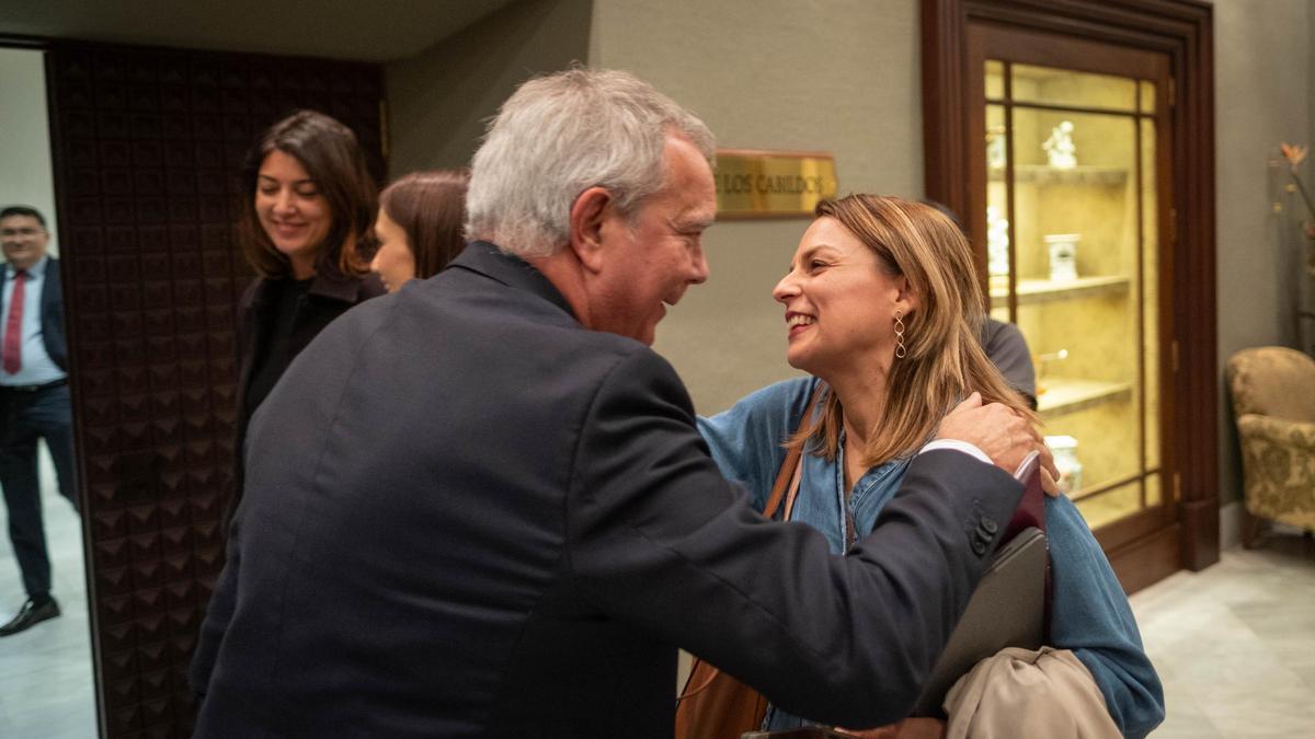 Noemí Santana y Sebastián Franquis se saludan a la entrada de la comisión de investigación del Parlamento de Canarias.