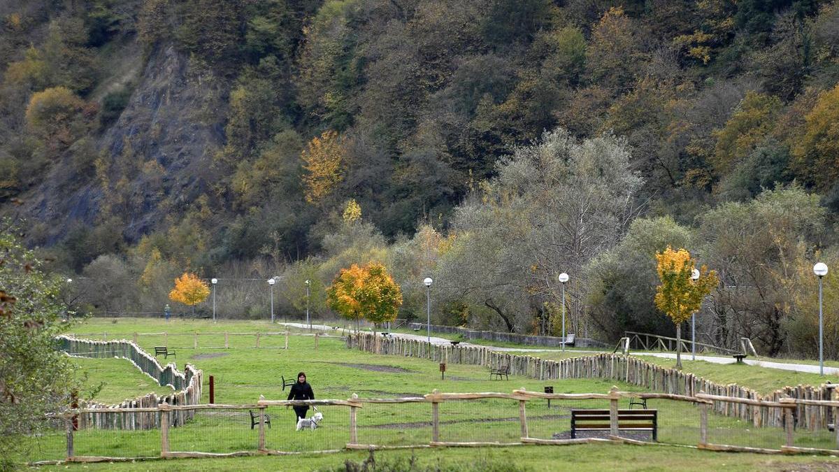 El parque canino de Laviana, donde se produjeron los hechos, en una imagen de archivo.| LNE