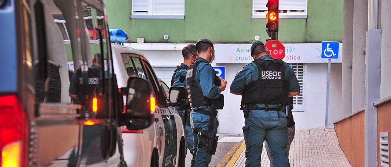 Efectivos de la Guardia Civil en Trabanca Sardiñeira.