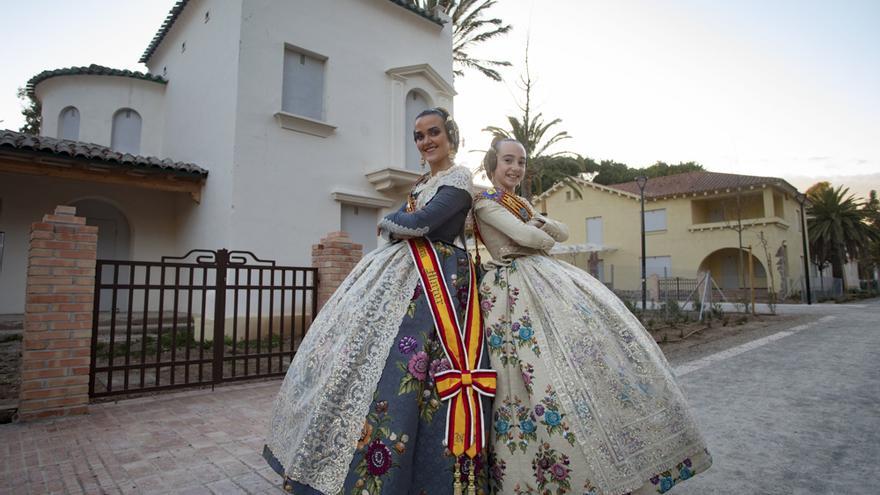 Paseamos con las Falleras Mayores de Sagunt por la Gerencia