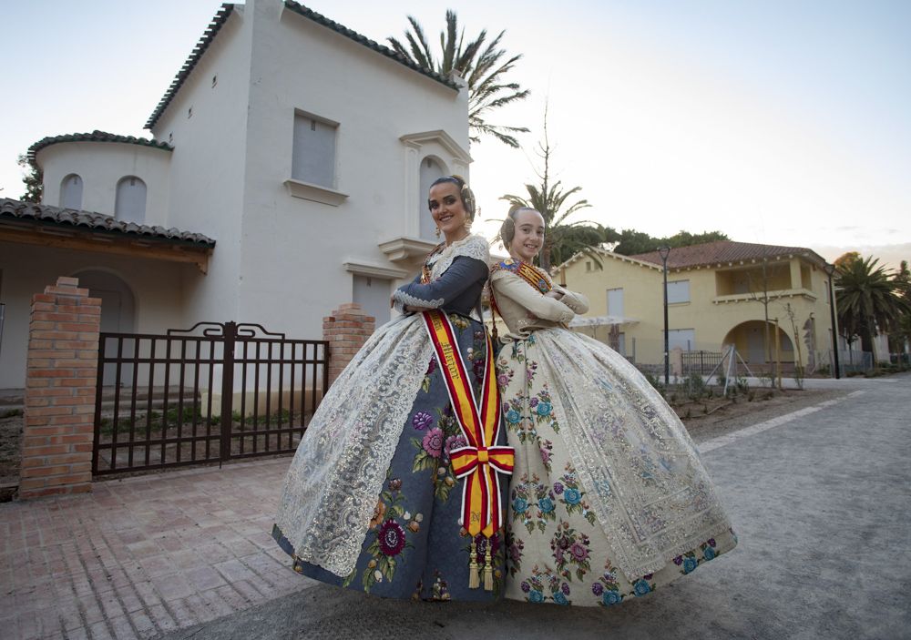 Paseamos con las Falleras Mayores de Sagunt, Núria Bueno y Carla Boix, en los jardines de la Gerencia.