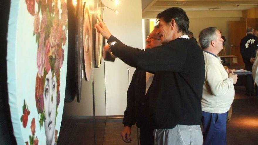 Dos personas admiran algunas de las obras seleccionadas para la exposición de Valbusenda. Foto