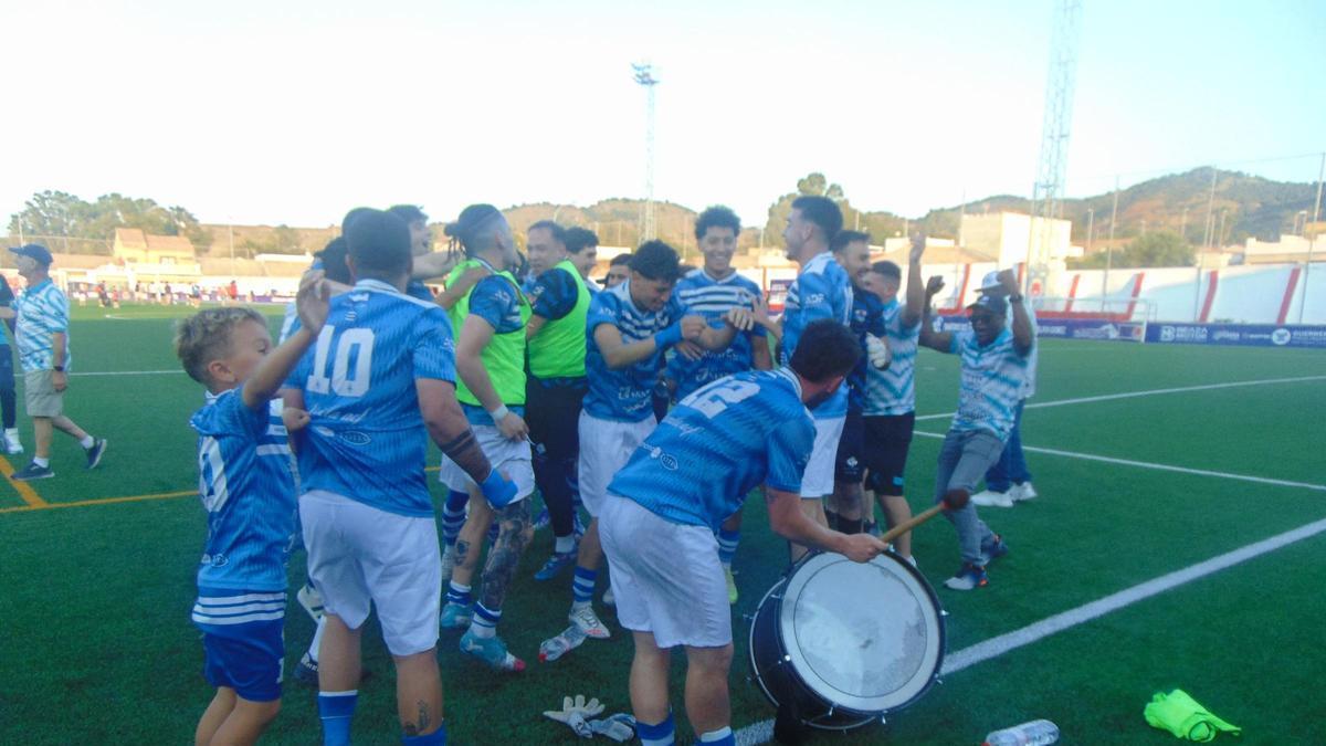 Los jugadores de Jumilla celebran su ascenso.