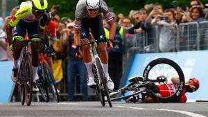 Llegada al sprint en el Giro, con Caleb Ewan (Lotto) caído al fondo.