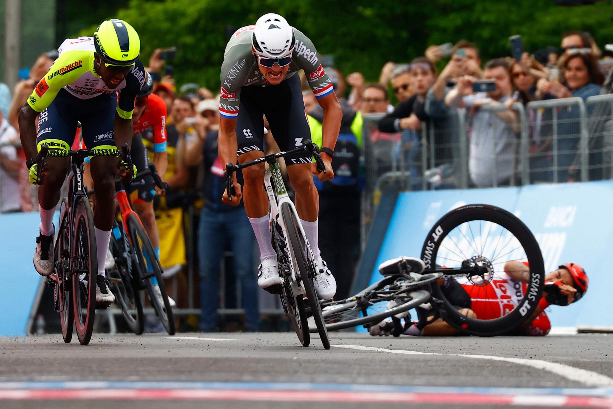 Llegada al sprint en el Giro, con Caleb Ewan (Lotto) caído al fondo.