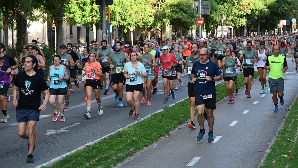 Los participantes llegando al Arco del Triunfo