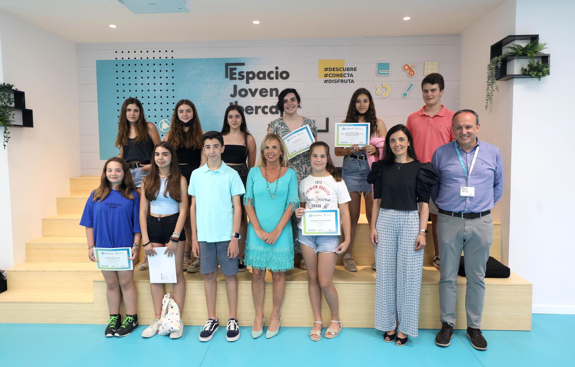 Foto de familia de todos los premiados con los representantes de EL PERIÓDICO y Fundación Ibercaja.