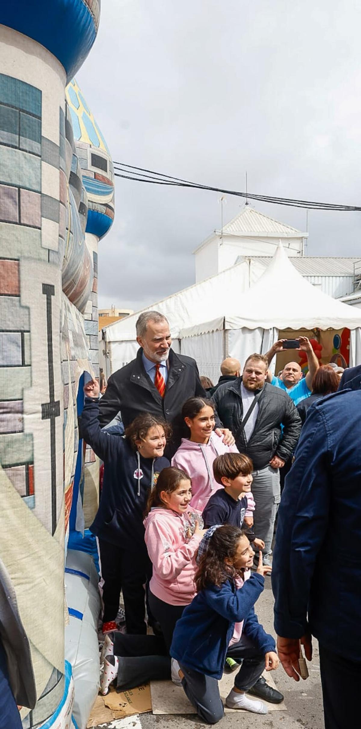 El rey se fotografía con un grupo de ninos