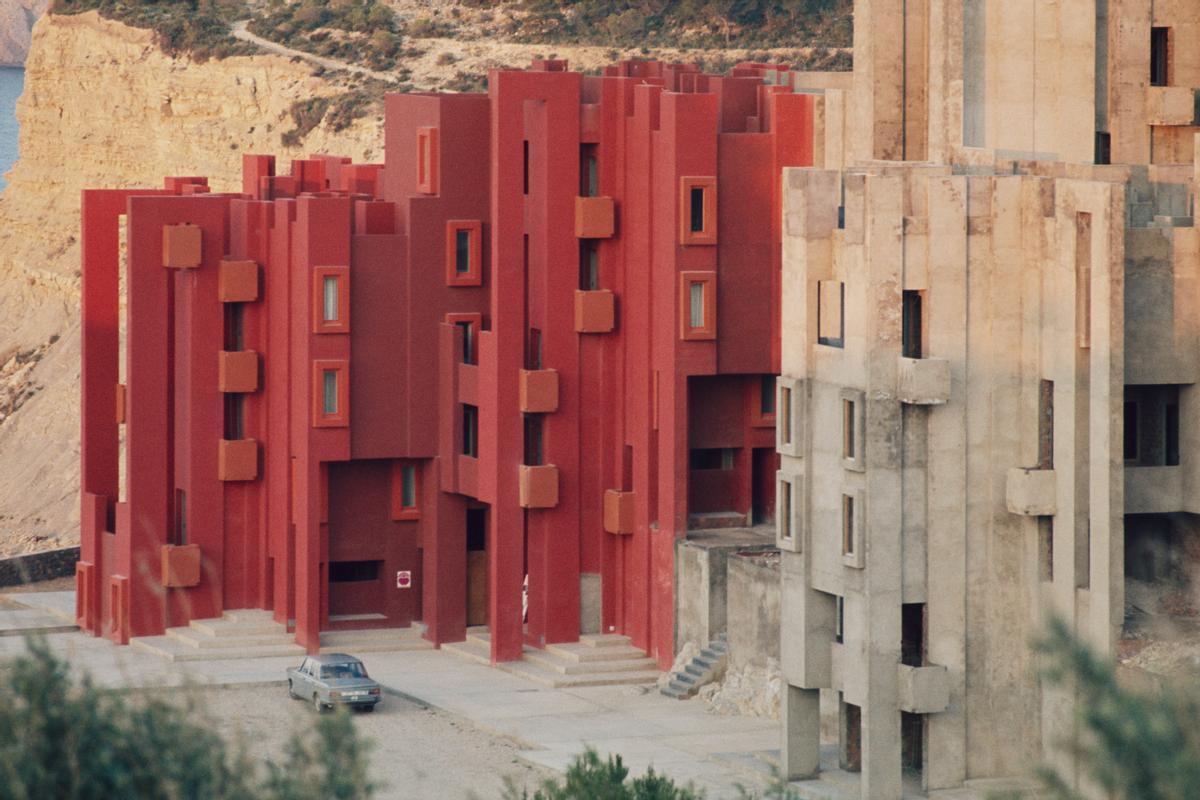 La Muralla Roja en plena construcción.