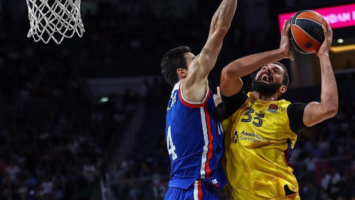 Mirotic intenta hacerse espacio hacia canasta ante Balbay