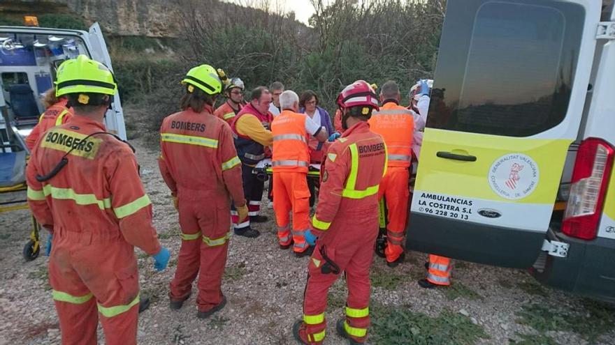 Rescatan a una mujer de 73 años en Vallada tras caer desde un terraplén