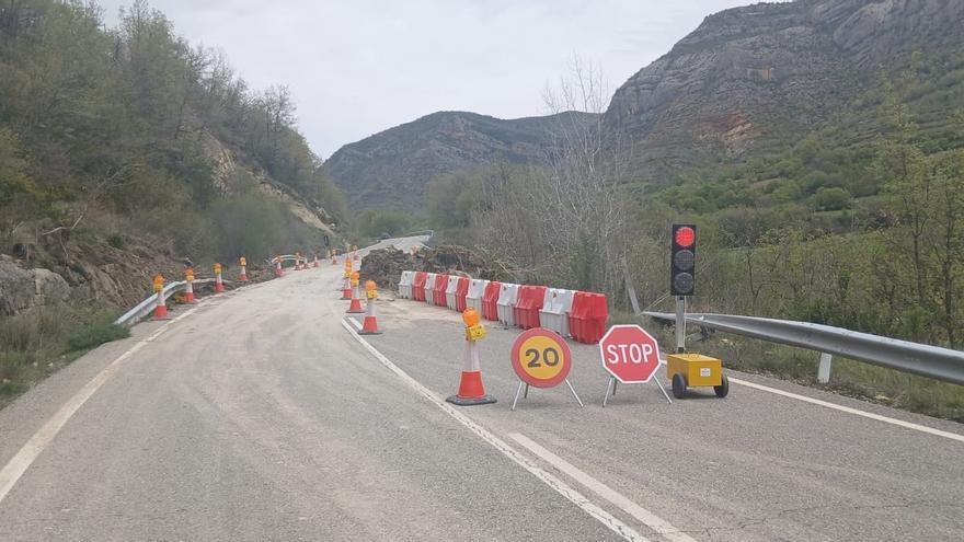 Reabierta de forma provisional la A-1605 con un carril de paso alternativo semaforizado